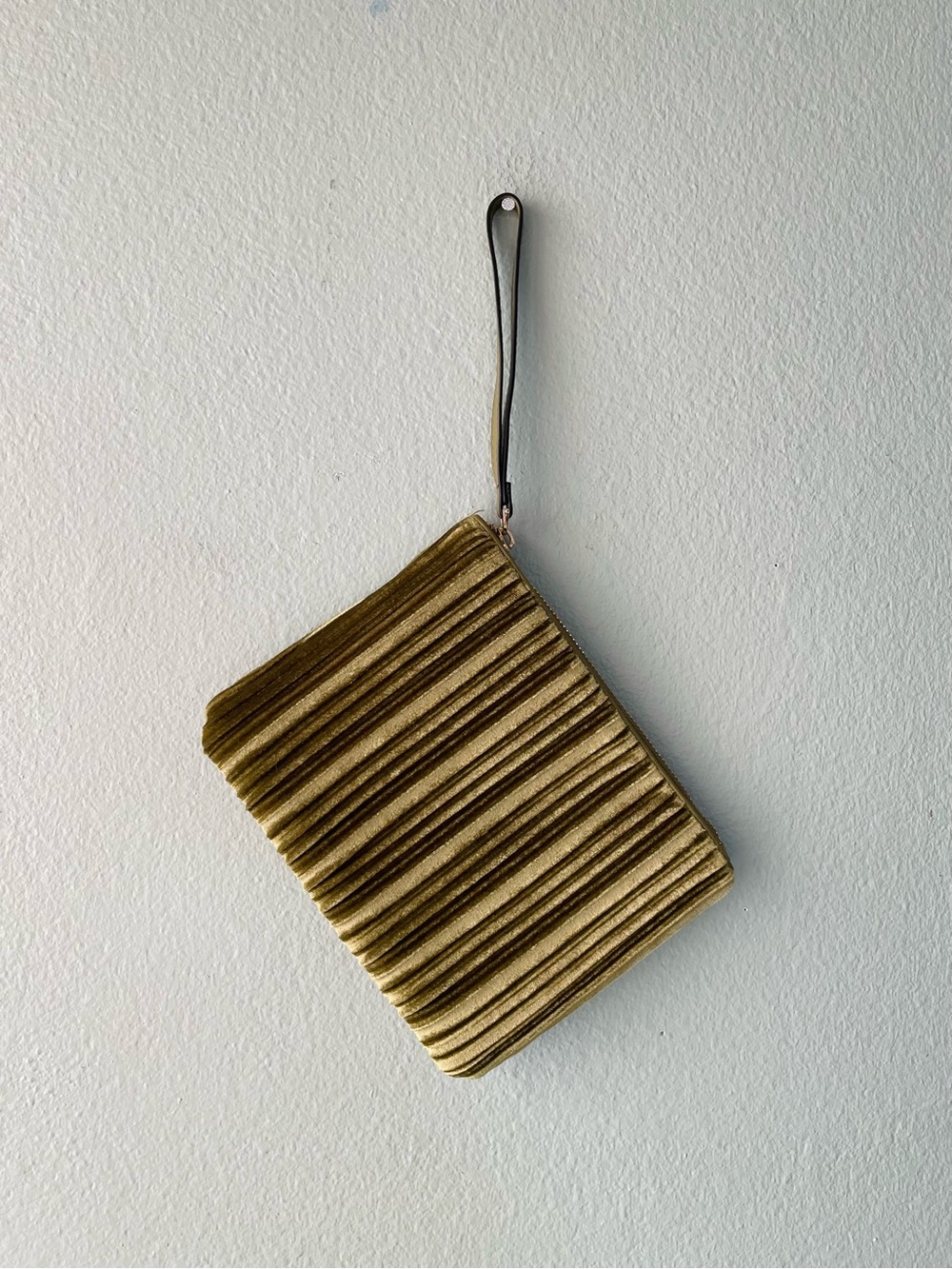 🌱5/$25🌱 A New Day | Green Velvety Zipper Clutch Wristlet Bag